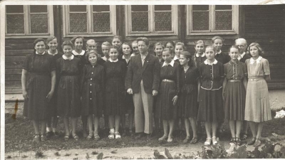 Dyrektor LO ze swoimi wychowankami na tle internatu 1956r.